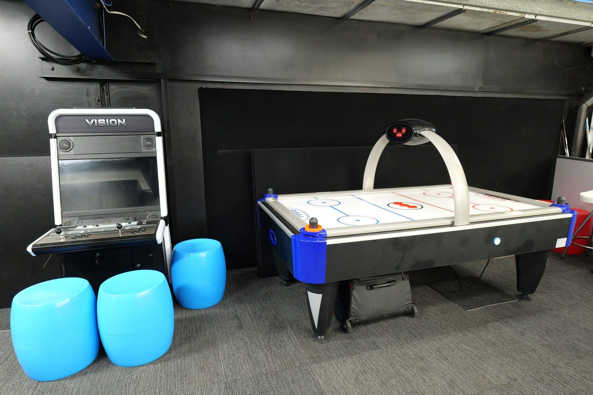 Air hockey & arcade